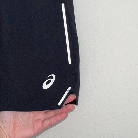 Asics Men Short. Size: Medium - Picture 3 of 9